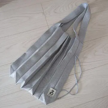 조셉 앤 스테이시 실버 라메 장식 가방