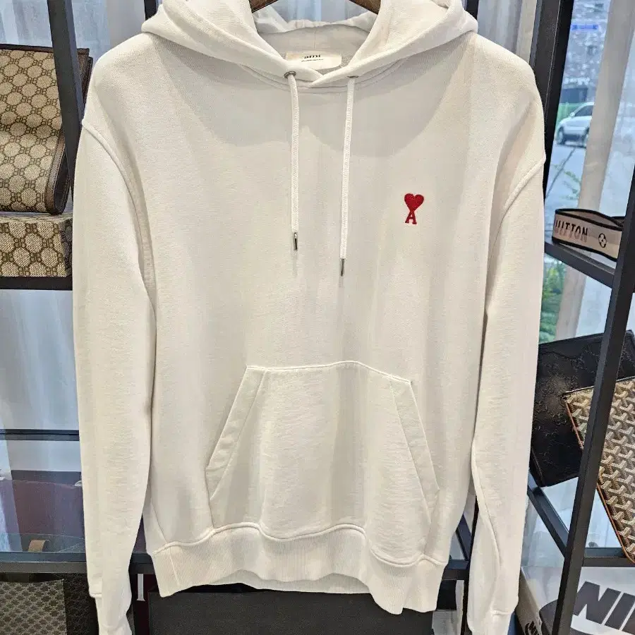 ★韓国の人気★【AMI】★AMI SMALL HEART LOGO HOODIE★WHITE★ AMI | 아미 Ami Small Heart Logo Hoodie on Bunjang Global Site.