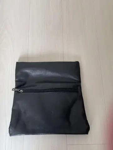 블랙 가죽 느낌 클러치백