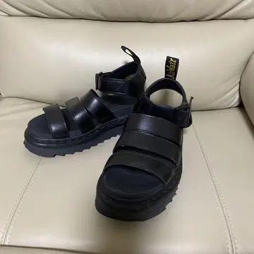 Dr. Martens 샌들