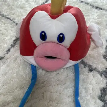 부풀어 오른 인형 모자