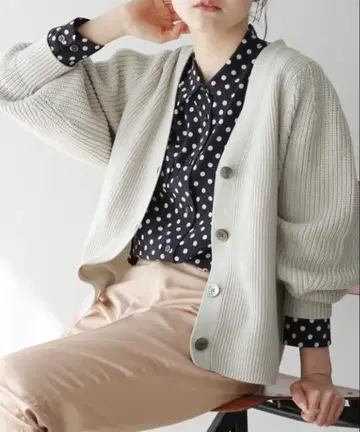 새상품급 이에나 편 볼륨 슬리브 V넥 가디건