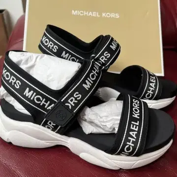 MICHAEL KORS 블랙 스포츠 샌들