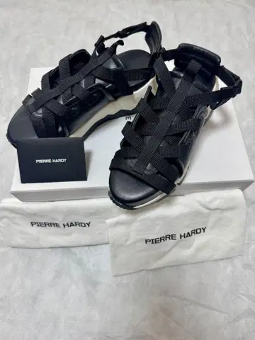 피에르 하디 블랙 스포츠 샌들