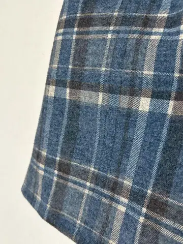 청색 계열 체크 무늬 미니 스커트