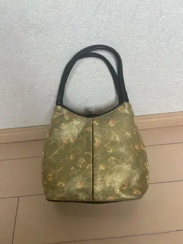 금색 꽃무늬 자수 핸드백