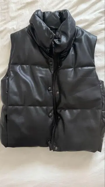ZARA 가죽 느낌의 패딩 베스트