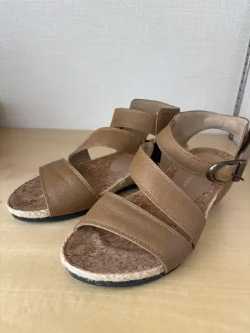 브라운 스트랩 샌들 코르크 밑창 23.5cm