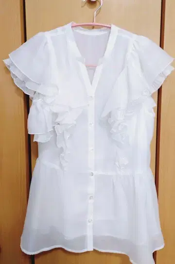 아푸와이저 리셰 프릴 화이트 셔츠 사이즈 1