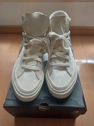 한국 CONVERSE 통굽 하이컷 스니커즈 A04688C /22/ 화이트