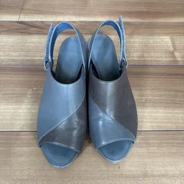 가죽 오픈 토 샌들 그레이