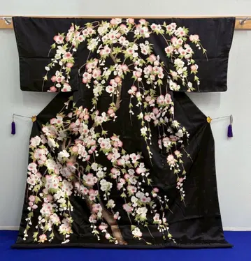 검정 꽃무늬 서 있는 치마