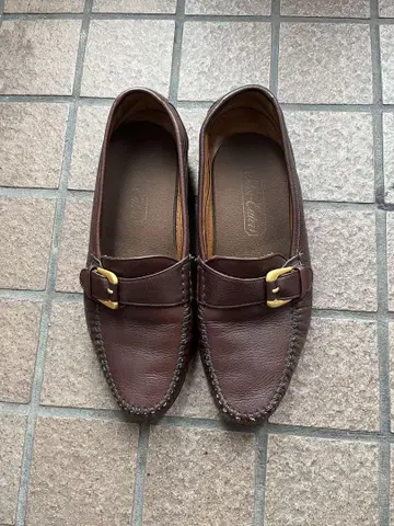 브라운 가죽 로퍼 버클 장식