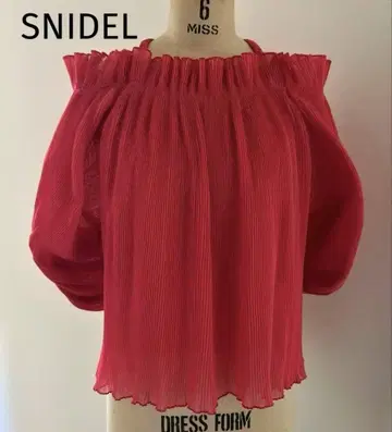 SNIDEL 오프숄더 핑크 플리츠 상의