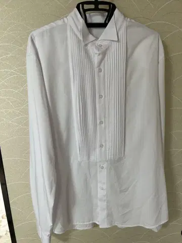 화이트 정장 셔츠와 액세서리 세트