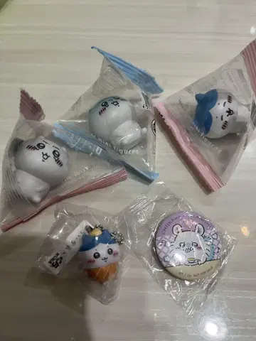 치카와 작은 피규어 3개, 캔 배지 1개, 키링 1개 세트