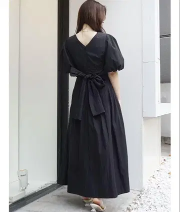 머큐리 듀오 | 백 탭 볼륨 소매 원피스