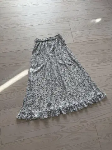 HERENCIA 헤렌치아 랜덤 도트 밑단 프릴 롱 스커트