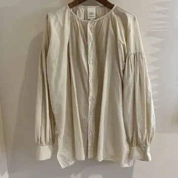 Veritecoeur 아이보리 긴팔 셔츠