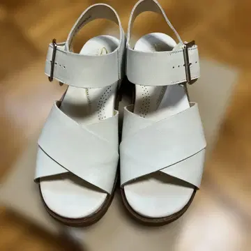 클라크스 샌들