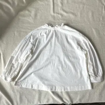 데사 프릴넥 화이트 셔츠 100% 코튼