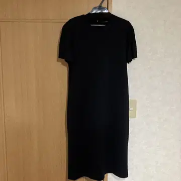 단순한 블랙 무릎 길이 원피스 반소매