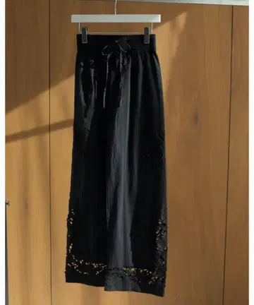 ANUKE 앤누크 Cutwork Lace Pants 블랙 36