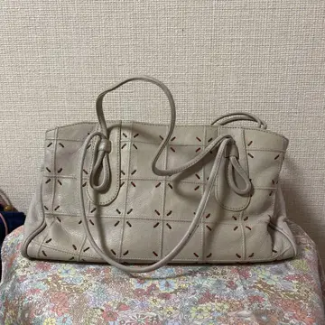 베이지색 자수 가죽 핸드백