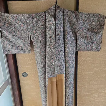 재패니즈 모던한 꽃무늬의 전통적인 기모노