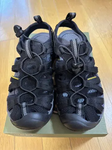 KEEN 위스퍼 샌들
