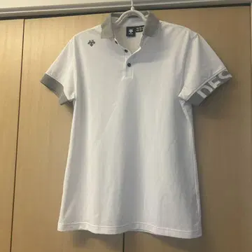 극품 상태의 데사 골프 화이트 폴로 셔츠 L 사이즈