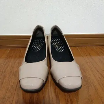 아카쿠라 베이지 웨지 힐 펌프스 우천용