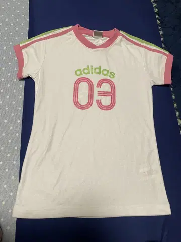 아디다스 티셔츠 M 사이즈