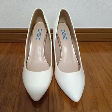 일리마 에보지 화이트 포인트드 토 하이힐