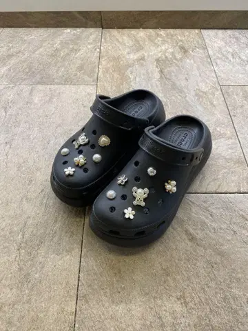 Crocs 블랙 클로그 샌들 참 포함