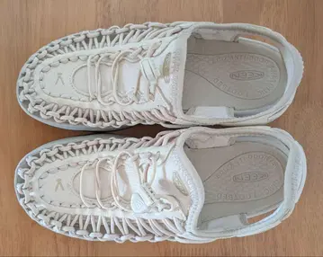 KEEN 화이트 샌들 스트랩 포함