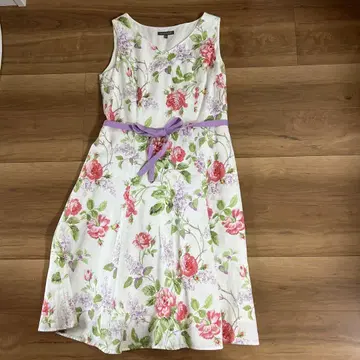 LAURA ASHLEY 플라워 프린트 슬리브리스 원피스