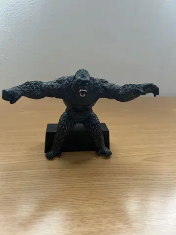 고릴라 피규어 블랙 컬러 공격적인 포즈