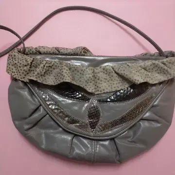 프릴 장식 그레이 숄더백 약 34cm
