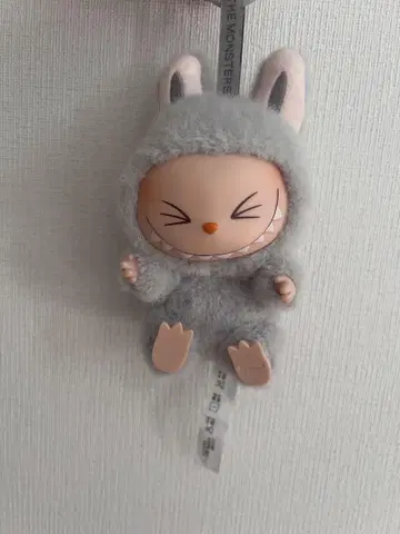 정품 LABUBU 앉아보세요
