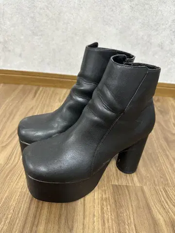 블랙 플랫폼 힐 부츠