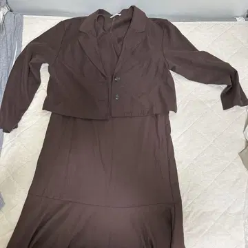 브라운 자켓과 캐미 플레어 스커트 셋업