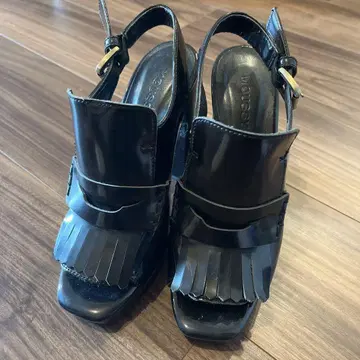 MOUSSY 블랙 패트린 레더 샌들