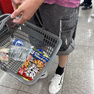 알렉스 착용 그레이 스키니 데님 데미지 가공