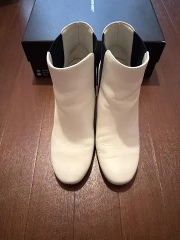 화이트 하이힐 부티