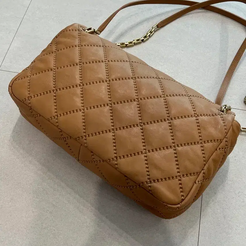 샤넬 숄더백 베이지 라지 사진 3