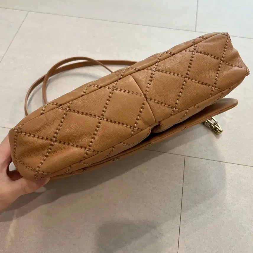샤넬 숄더백 베이지 라지 사진 4