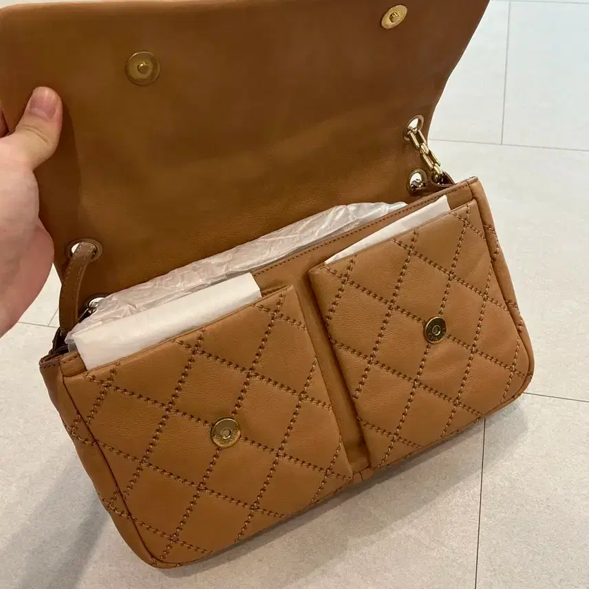 샤넬 숄더백 베이지 라지 사진 5