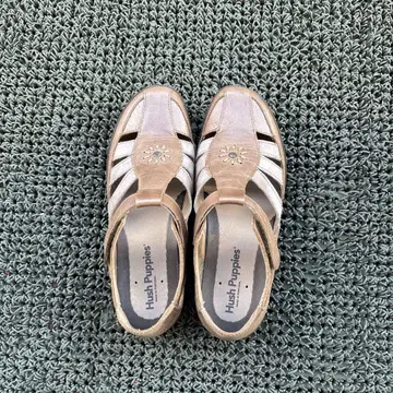 Hush Puppies 베이지 샌들