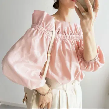 &. 노스탤지아 프릴 오프숄더 블라우스 핑크와 블랙 세트